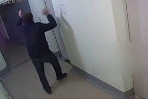 Замуровали, демоны: ночные приключения наркомана в подъезде