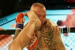 Молодой боец нокаутировал ветерана UFC ударом «раскат грома»