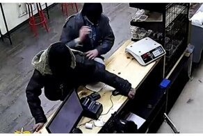Парням так сильно хотелось выпить, что они нацепили на голову колготки и ограбили пивной магазин