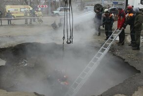 В Пензе автомобиль провалился в яму с кипятком прямо на парковке