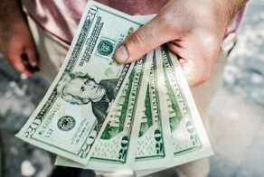 «Зовите меня Робин Гуд»: таинственный покровитель оплачивает долги бедняков Стамбула