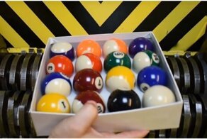 Промышленный измельчитель пожирает всё, что в него забросили