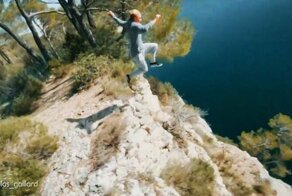 Очень опасный, но эффектный прыжок лыжника с оврага в водоём, снятый с помощью дрона