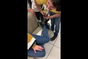 Попытка сотрудников обувного магазина освободить ногу не очень умной клиентки