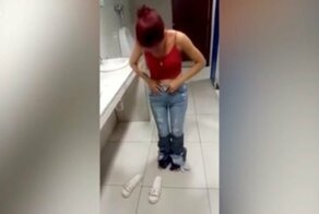 Воровка попыталась вынести 8 джинсов на себе