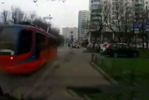 Авария дня. В  Москве неуправляемый трамвай протаранил автомобили
