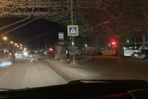 Омичи жалеют одинокого сотрудника ДПС, стоящего на морозе