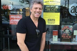 Бон Джови открыл два ресторана, где кормят бесплатно