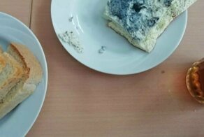 Омских школьников кормят синим омлетом