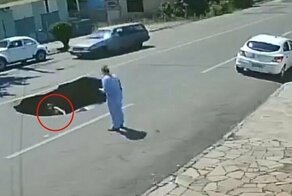 Автомобиль провалился в огромную  яму посреди улицы