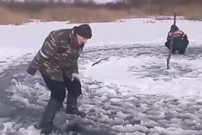 Рыбаки устроили экстремальную карусель на льду