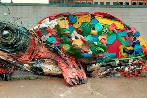 Художник создает огромные фигуры животных из мусора