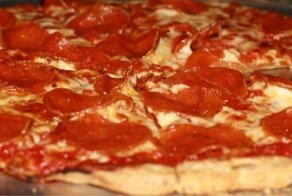 Дочь спасла мать от избиения, заказав пиццу. Диспетчер 911 все понял правильно