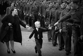 Фотография «Подожди меня, папа» которая известна на весь мир: как сложилась судьба мальчика