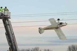 Самолет запутался в линиях электропередач
