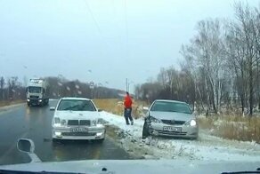 Авария дня. Массовое ДТП из-за гололедицы на трассе под Биробиджаном