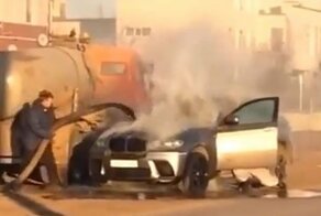 Водитель ассенизаторской машины помог потушить загоревшийся BMW