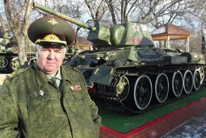 Фролов и танки. Военный пенсионер продал квартиру и открыл в деревне музей
