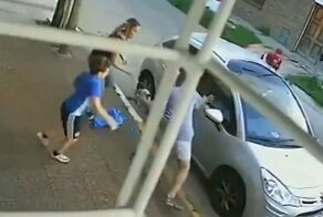 8-летний мальчик не побоялся дать сдачи грабителю, атаковавшему его маму