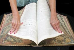 Что скрывают картины на обрезах старинных книг?