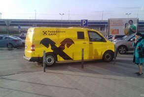Россиянку сбил фургон «Райффайзенбанка», и теперь она должна банку 130 тысяч за ущерб автомобилю