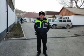 Полицейский из Дагестана спас 3-летнего малыша, подавившегося виноградом