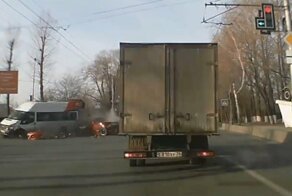 Авария дня.  В Ульяновске водитель маршрутки снес иномарку и врезался в дерево
