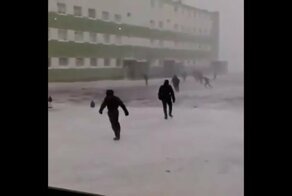 С таким ветром можно и в самоволку улететь!