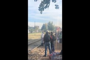 Поезд сбил женщину, пытавшуюся сделать селфи на его фоне