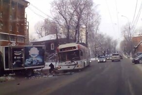 Троллейбус с пассажирами врезался в припаркованный на обочине грузовик