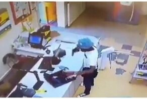 В Африке у налетчика украли деньги во время ограбления