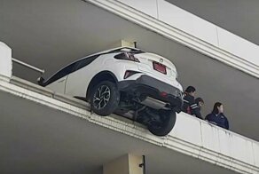 Автомобилистка экстремально припарковала свой автомобиль