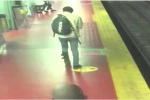 Мужчина засмотрелся в свой телефон в метро и рухнул на рельсы