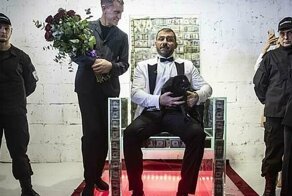 В Москве показали стеклянный трон наполненный  банкнотами в 1 млн долларов