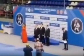 Актрисе театра "Ромэн" доверили спеть гимн России, но что-то пошло не так