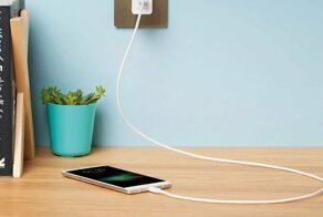 Безопасно ли оставлять зарядку в розетке?