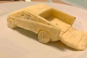 Парень делает скульптуры из картофельного пюре