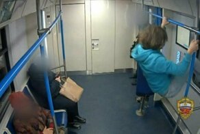 Пьяный вандал разбил ногами окно вагона в московском метро
