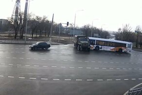 В Волгограде водитель ВАЗ врезался в грузовик «Урал», буксирующий автобус