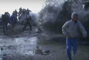 Волна смыла и протащила по пляжу зазевавшихся туристов