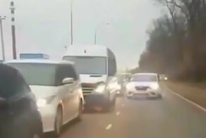 На Кубани водитель осуществил мечту многих и наказал любителя объезжать пробку по встречке