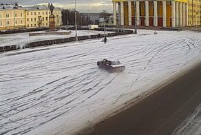 На центральной площади в Петрозаводске горе-дрифтер сбил женщину