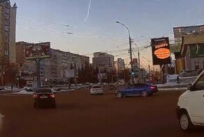 Зимний дрифт на перекрестке с круговым движением