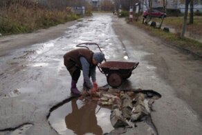 80-летняя жительница Нижегородской области сама починила дорогу