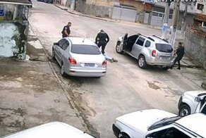 Вооруженный парень хотел угнать автомобиль, но не смог тронуться с места и был арестован