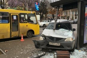 В Симферополе автомобиль врезался в остановку с людьми, избегая столкновения с другой машиной
