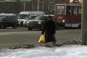 В Новосибирске автомобилистка бросила машину на трамвайных путях и ушла за бензином