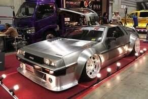Широкий и очень низкий DeLorean DMC-12 с автовыставки в Японии