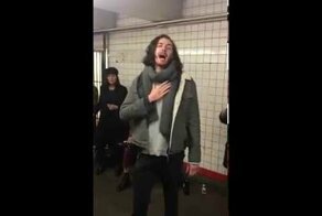 Певцы в метро Америки