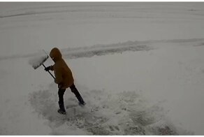 Мальчик пожалел, что вызвался помочь родителям с уборкой снега
